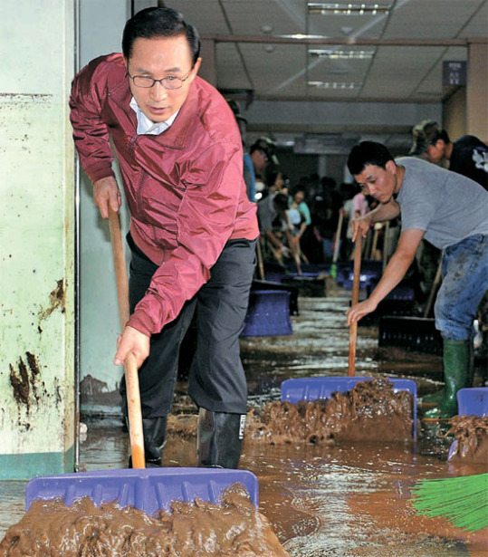 洪水被害地域で復旧作業をする李明博大統領