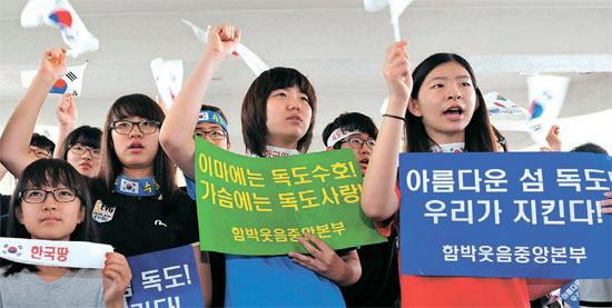 この日、市民団体は金浦（キンポ）空港の駐車場で自民党議員に対する糾弾集会を行った。