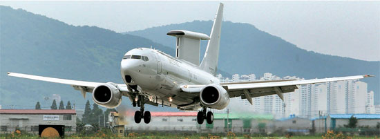 空中早期警報統制機（ピースアイＥ－７３７）１号機が１日、空軍金海基地に到着した。この航空機は来月初めに韓国空軍に引き渡され、韓半島全域を監視する任務を開始する予定だ。
