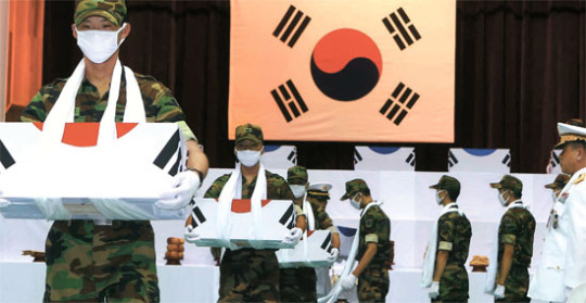 韓国戦争の戦死者３０３人の合同告別式