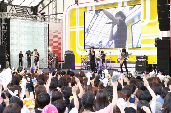 日本フジテレビ「めざましライブ」に初めて出演し、最多観客数を更新した韓国のアイドルバンドＦＴＩＳＬＡＮＤ（エフティーアイランド、写真＝ＦＮＣミュージック提供）。