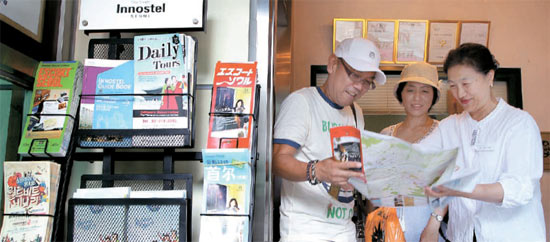 １１日午後、ソウル鍾路区（チョンログ）のイノステル（Ｉｎｎｏｓｔｅｌ）「アミガモーテル」を経営するキム・ソヨンさん（右）が日本人観光客にソウルの観光地を説明している。