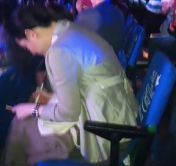 「キム・ヨナのアイスショー」を観覧する途中、周囲からのサインの求めに応じている女優イ・ヨンエ（写真＝インターネットコニュニティー）。
