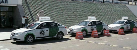モンゴル・ウランバートル空港の前に現代（ヒョンデ）車「アバンテ」のタクシーが並んでいる。「アバンテ」タクシーの運転手は羨望の対象になっている。