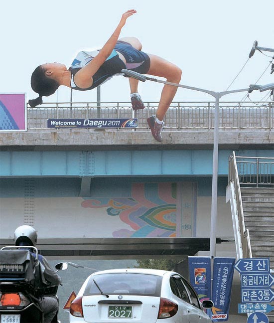 大邱（テグ）スタジアムの近くの陸橋に設置された女子走り高跳びハン・ミンヒ選手のパネル。