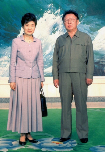 ２００２年に平壌を訪問した朴槿恵元ハンナラ党代表と金正日総書記。