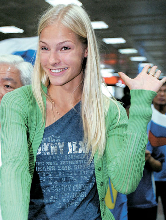 ダリヤ・クリシナが２５日、大邱空港に到着し、歓迎している市民に向かって手を振っている。