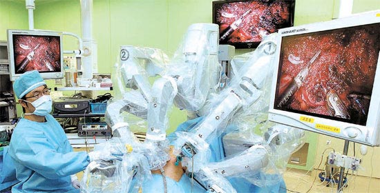 ２５日、ソウル延世（ヨンセ）大セブランス病院のチェ・ギホン教授チームが腹腔鏡手術ロボット「ダヴィンチ」システムを利用し、肝臓がん患者のがん細胞を除去する手術をしている。
