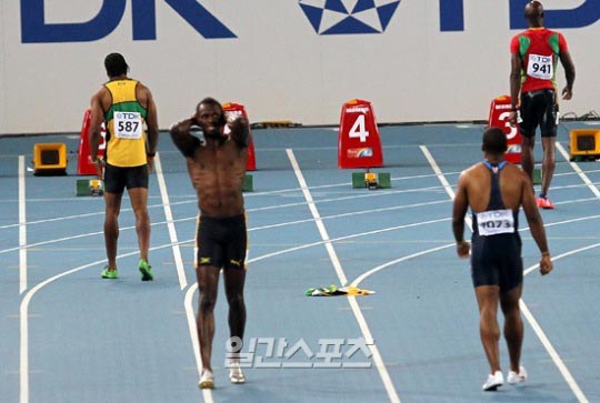 ２８日、大邱スタジアムで行われた男子１００メートル決勝で、フライングによって失格となったウサイン・ボルト（２５、ジャマイカ、左から２番目）。