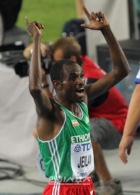 男子１万メートル優勝のイブラヒム・ジェイラン（エチオピア）。