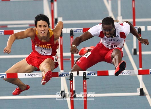 男子１１０メートルハードルの劉翔（中国、２８、左）とダイロン・ロブレス（キューバ、２５）。