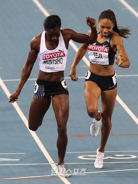 アマントル・モントショー（ボツワナ）は女子４００メートル決勝で４９秒５６をマーク、優勝候補のアリソン・フェリックス（米国）を０．０３秒差で抑えて優勝した。