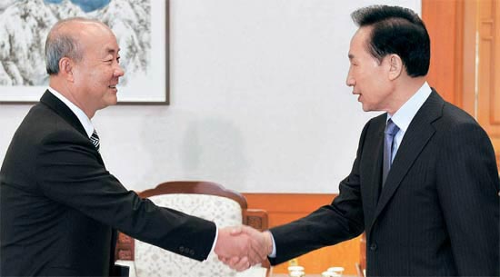 柳佑益（リュ・ウイク）前駐中国大使が統一部長官候補者として戻ってきた。李明博大統領が２００９年１２月２６日に柳大使に信任状を渡し握手する姿。