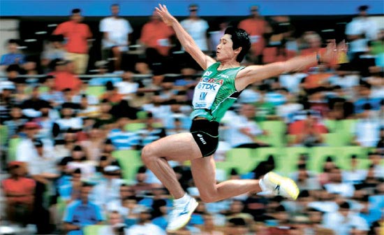 キム・ドクヒョン（２６、光州広域市庁）が１日、大邱（テグ）スタジアムで行われた世界陸上選手権大会男子走り幅跳び予選で力強いジャンプを見せている。