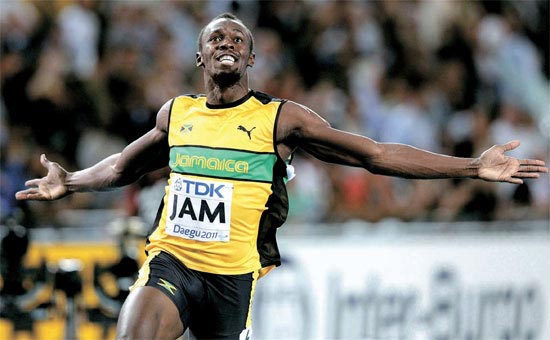 ４００メートルリレー決勝で決勝ラインを通過したウサイン・ボルト（２５、ジャマイカ）が世界記録（３７秒０４）を確認した後、両手を広げて歓呼している。
