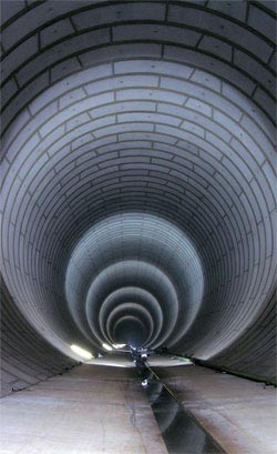 河川氾濫を防ぐために東京都内の地下に作った洪水調節池。このトンネルには最大５４万立方メートルの水を満たすことができる。工事には当時としては世界最大の直径１３．５メートルの回転式掘削機が使われた（写真＝東京都建設局提供）。