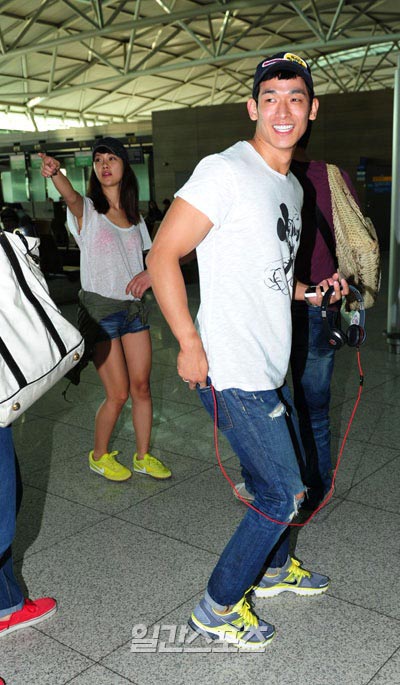 仁川（インチョン）国際空港の出国ロビーに姿を見せたペク・チヨン（左奥）とチョン・ソクウォン。