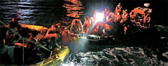 事故海域に出動した海洋警察は救助用ゴムボートを浮かべ救命ボートに乗っていた乗客らを救助した（写真＝麗水海洋警察撮影）。