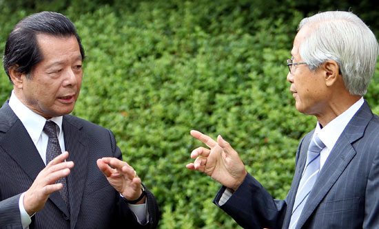 中央グローバルフォーラムに出席するため訪韓した船橋洋一慶応大教授（左）が金永煕（キム・ヨンヒ）大記者と４日、対話している。 