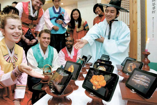秋夕（チュソク）を控えて仁済（インジェ）大学は８日、外国人留学生を対象にタブレットＰＣを利用したデジタル祭壇を設け、韓国の伝統名節儀礼について教育した。