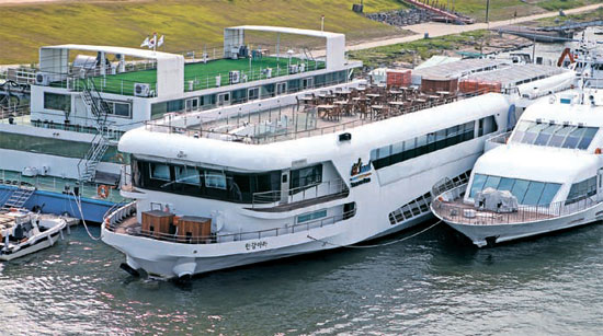１１２億ウォンをかけて建造した漢江ツアー船のアラ号が一度も正式に運航できないままソウル・汝矣島の漢江公園船着き場に停泊している。管理費でだけ１カ月に数百万ウォンがかかるなど税金がつぎ込まれている。