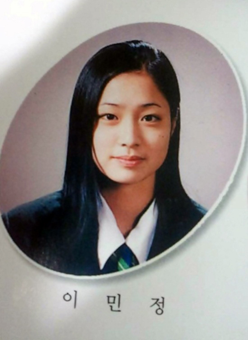 女優イ・ミンジョンの高校時代の卒業写真。