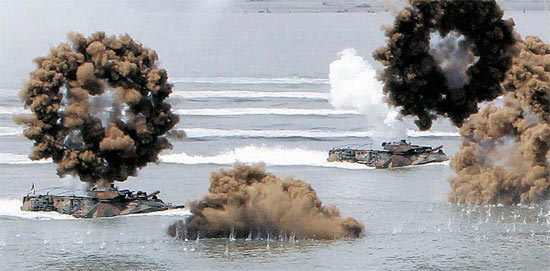 １５日、月尾島（ウォルミド）の海上で上陸装甲車が煙幕を張り上陸作戦を再現している。