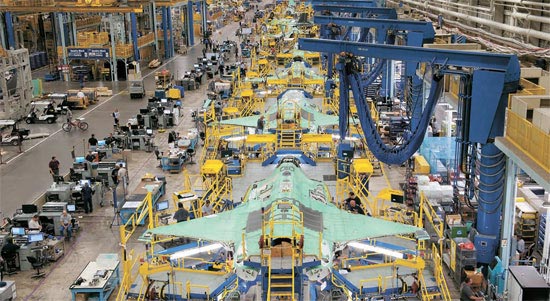 米テキサス州フォートワース市のロッキードマーティン工場でＦ－３５戦闘機の組立作業が行われている。 ロッキードマーティンは全長１．６キロにのぼる設備を持つ（写真＝ロッキードマーティン提供）。
