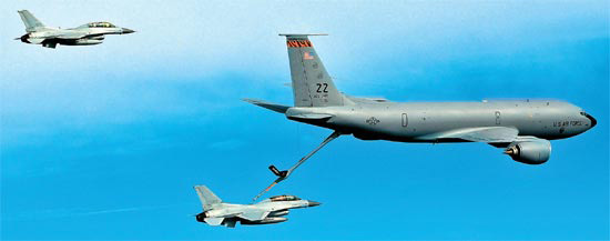 １６日に西海上空で韓国空軍のＫＦ－１６戦闘機（下）が米空軍のＫＣ－１３５空中給油機から給油を受ける訓練をしている。