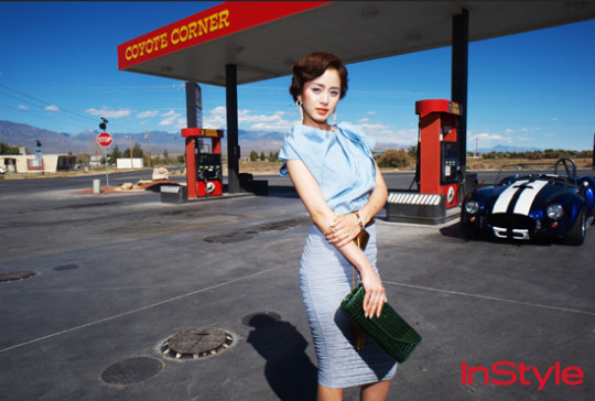 ファッション雑誌「インスタイル」でポーズを取っている女優のキム・テヒ（写真＝インスタイル提供）。