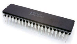 インテルの１９７４年作マイクロプロセッサー８０８０。