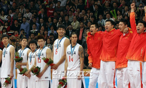 韓国男子バスケットボール代表（左側）と中国男子バスケットボール代表。