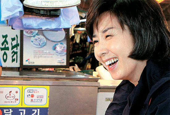 ソウル市長候補のハンナラ党羅卿ウォン最高委員が２７日、ソウル・京東（キョンドン）市場で鶏肉販売体験をしている。