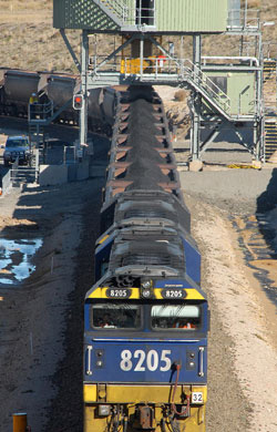 大宇（デウ）インターナショナルが豪州ナラブリ有煙炭鉱で採掘した有煙炭を列車に載せている。有煙炭は２９日（現地時間）、コンテナ船で日本に輸出される。同社が開発に参加した海外鉱物資源を輸出するのは今回が初めて。