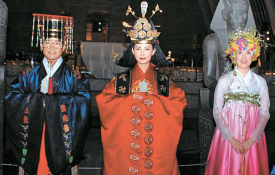 王と王妃の服を着ている（左から）パク・サンウォンとチェ・シラ、未来の韓服を披露したイ・ウンヒ氏。