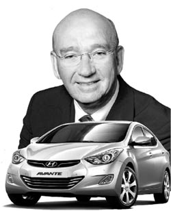 スティーブ・ギャラハー現代自動車カナダ法人社長と準中型アバンテ。