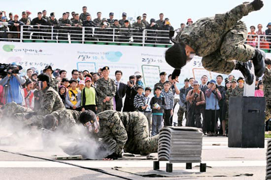 軍文化祭りである地上軍フェスティバルが行われた５日、特殊戦司令部隊員が開幕行事で瓦割りを見せている。