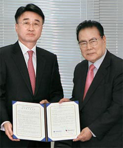 業務協約を締結した李御寧（イ・オリョン、右）元文化部長官と培材大学校の金永浩（キム・ヨンホ）総長。