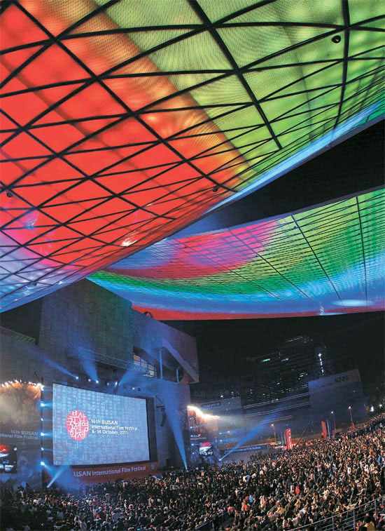 第１６回釜山（プサン）国際映画祭が６日、釜山市海雲台区佑洞（ヘウンデ・ウドン）の「映画の殿堂」野外劇場で開幕した。