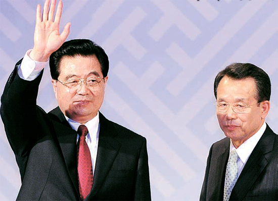 ２００８年８月２６日、中国の胡錦濤・国家主席がソウル新羅（シンラ）ホテルで開かれた麗水（ヨス）・上海エキスポ交流セミナーに出席し、当時の韓昇洙（ハン・スンス）国務総理とあいさつしている。 