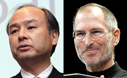 日本の孫正義ソフトバンク社長（写真左）と５日に他界したジョブズ・アップル会長。