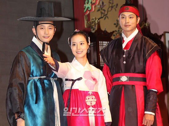 人気の韓国ドラマ「姫の男」の出演陣（左から、パク・シフ、ムン・チェウォン、ソン・ジョンホ）。
