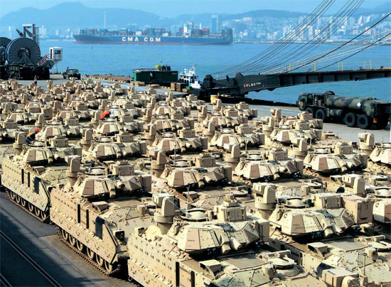米軍の新型ブラッドレー装甲車１００台余りが釜山（プサン）港に到着した。