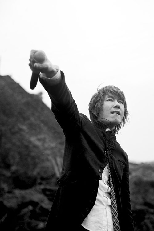 自費で写真集「キム・ジャンフンの独島をコンサートする」を出版する歌手のキム・ジャンフン。