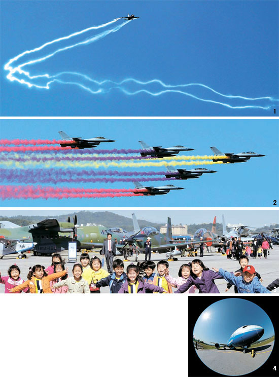 ①超高等訓練機「Ｔ－５０」がエアショーを繰り広げている。②韓国空軍主力機種の「ＫＦ－１６」戦闘機が編隊飛行をしている。③行事に招かれた子どもたちが飛行機を見回している。④米ボーイングのＢ７８７が韓国に初めて姿を見せた。