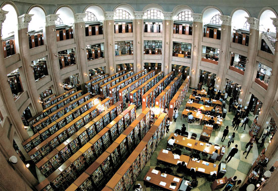 １８日、慶熙（キョンヒ）大学中央図書館の中央閲覧室。高さ２０メートルの１６本の柱が３階建ての建物を支えるドーム形のゴシック式石造建物の中に多くの本がぎっしりと詰まっている。