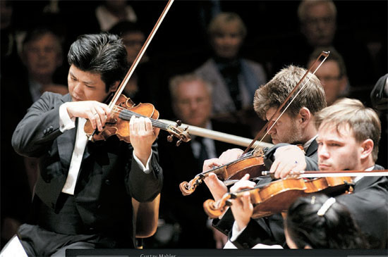 ベルリン・フィルハーモニー管弦楽団のコンサートマスター樫本大進氏（左）。１７歳から各種国際コンクールで優勝してきたスタープレーヤーで、２年前にオーケストラを選択した。「独奏とオーケストラ演奏は完全に違った職業と感じられる」と語った。樫本氏はベルリン・フィルの歴代２人目の日本人コンサートマスター。