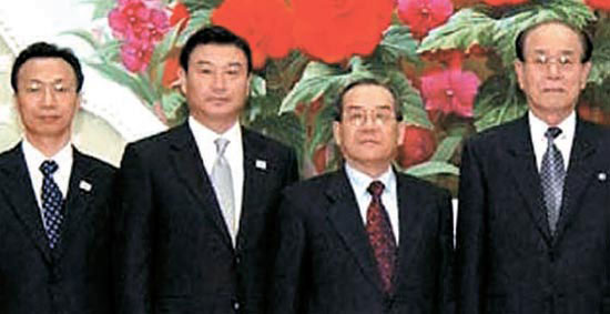２００３年に林東源大統領特使（右から２人目）、イム・ソンジュン外交安保首席秘書官（右から３人目）とともに北朝鮮を訪問した金千植次期統一部次官（左・当時は南北会談事務局会談運営部長）が北朝鮮の金永南最高人民会議常任委員長と記念撮影をしている。