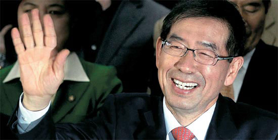 ソウル市長に当選した朴元淳（パク・ウォンスン）が２６日午後、ソウル安国洞（アングクトン）選挙キャンプで、放送３局の出口調査結果が発表される前、取材陣に向かって笑顔で手を振っている。