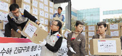 アシアナ航空の役職員が２８日、ソウル・アシアナ航空本社でタイ洪水被災者に送る救護物資をトラックに載せている。